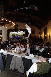 Goaßlschnoiza im Festsaal